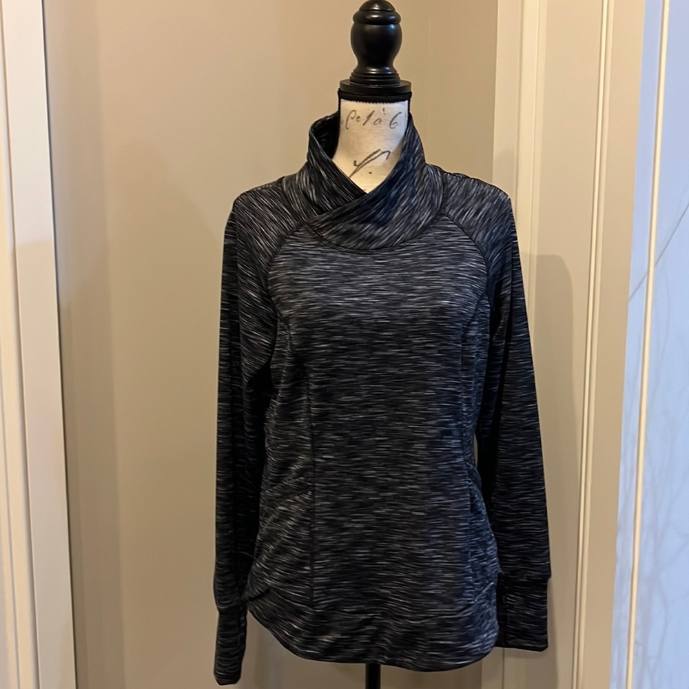 EUC Ladies Yoga/Workout Pullover w/Pockets Size Medium!!